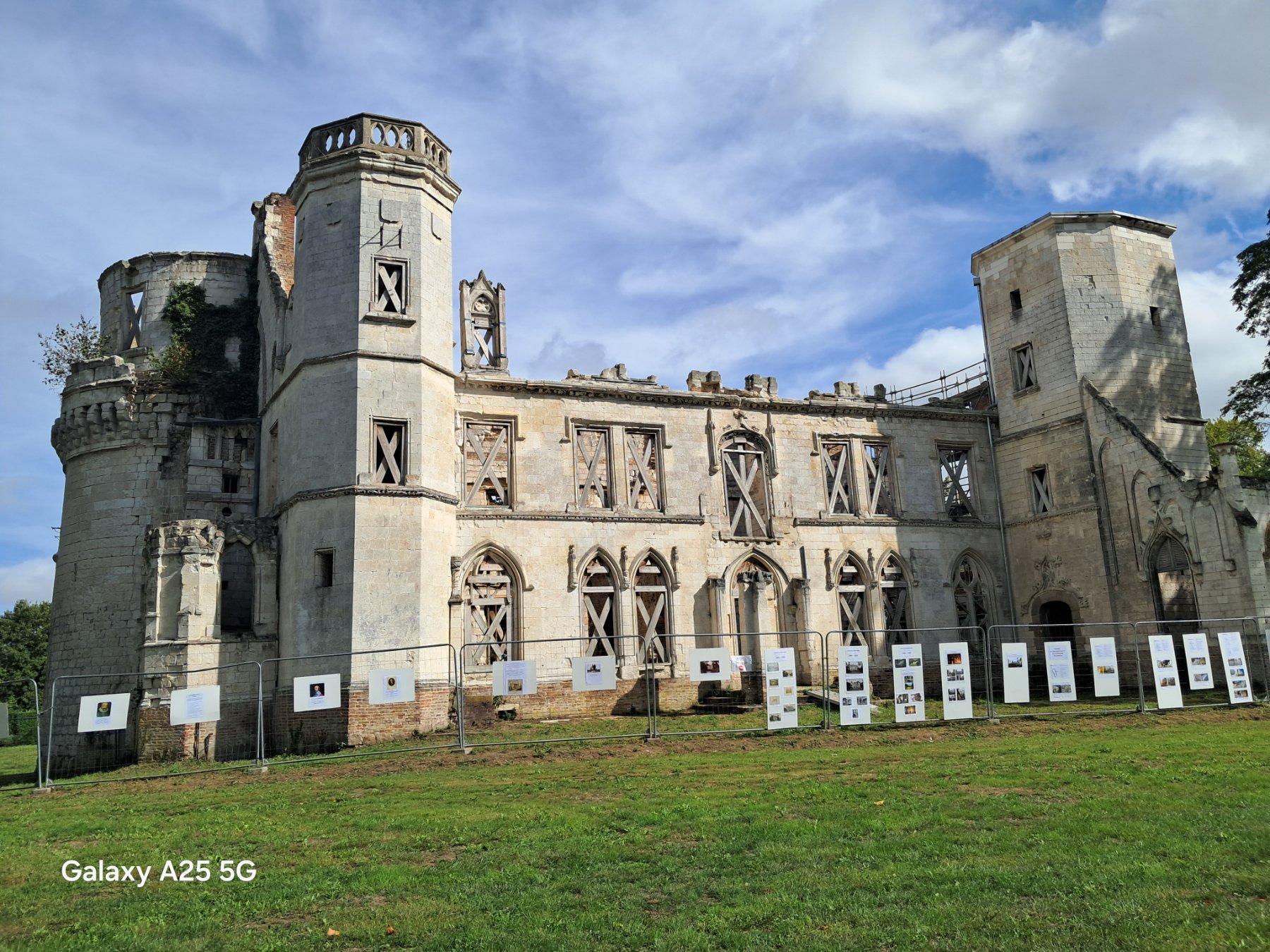 La façade du château de Pont-Rémy, ramenée à la nuit.